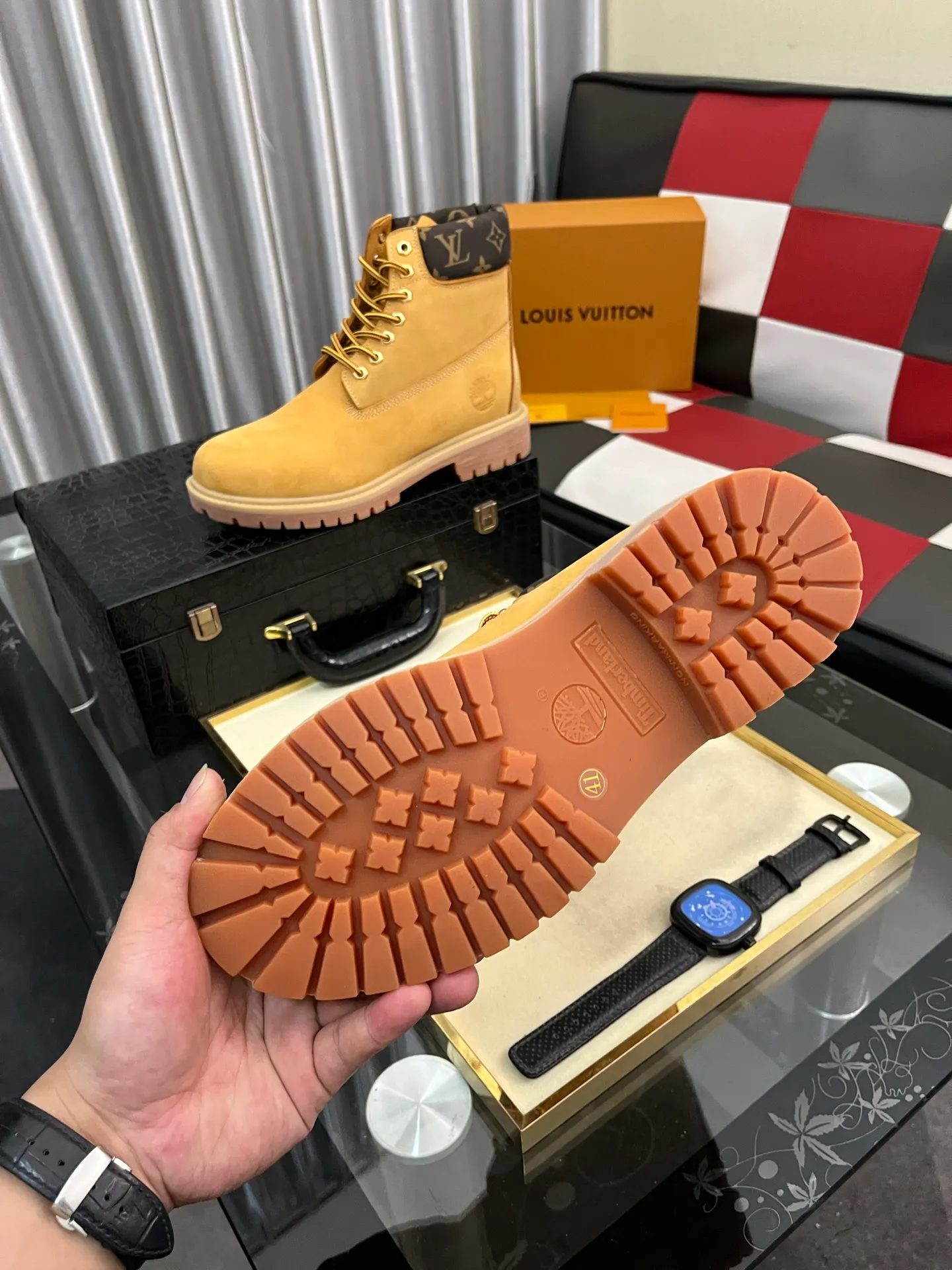 Ex-factory price: 458⌚️⌚️LV x Timberland Timberland joint model Presbyopia Embossed Rhubarb Boots Ankle Boots Short Boots LV x Timberland ankle boots are made of Monogram embossed waterproof nubuck cow leather, relying on the brand's exquisite craftsmanship to carefully reshape the classic Timberland 6-inch boot shape in Italy, with an eye-catching American workwear style. Created by Pharrell Williams 2025 autumn and winter menswear show. Monogram embossed tongue, original Timberland laces and outsole are exquisite details, and the leather label expresses the cooperation logo. Exquisite packaging at the delivery counter🛍📦 ▪️Material: Original customized imported first-layer cowhide ▪️Inner lining: Original customized leather lining/mesh lining ▪️Outsole: Original molded rubber material ▪️Sole thickness: 3.5CM ▪️Size: 38-44